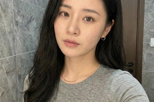 网红推“拇指拉伸”课：伸进嘴里按压上腭变超模脸妈妈们花钱给婴儿练被曝剽窃AI生成